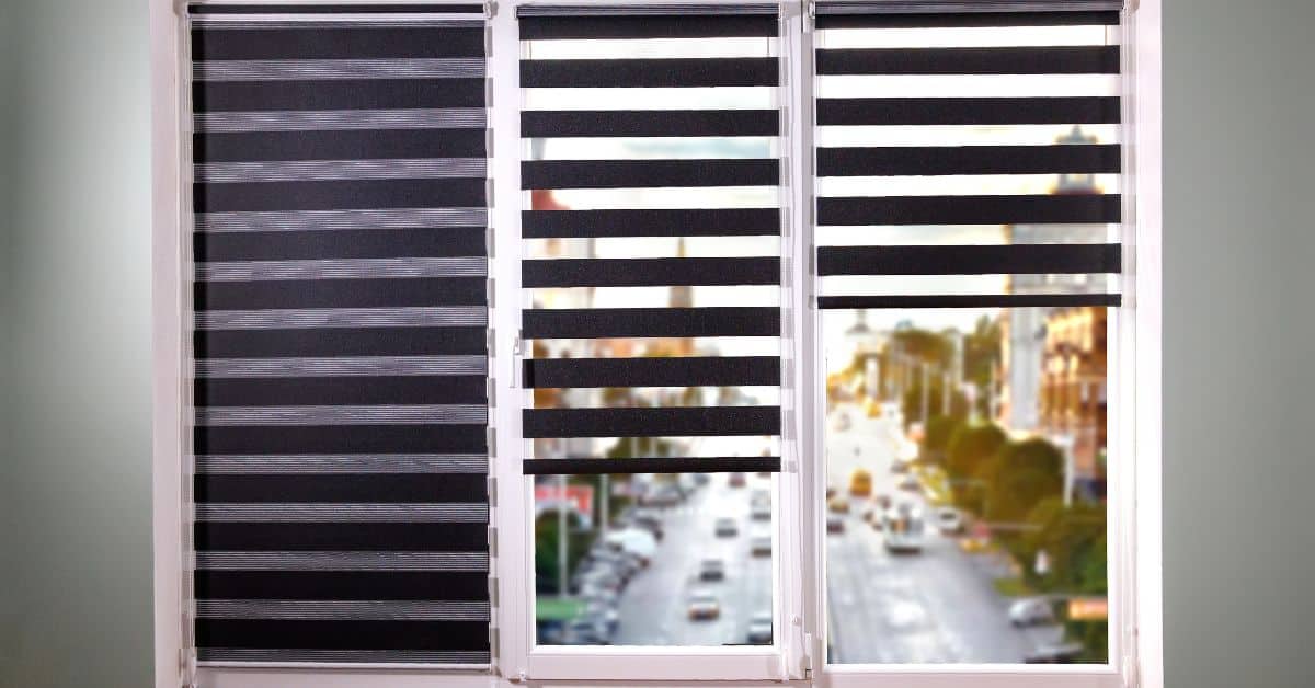 3 יתרונות בתליית וילון זברה בבית